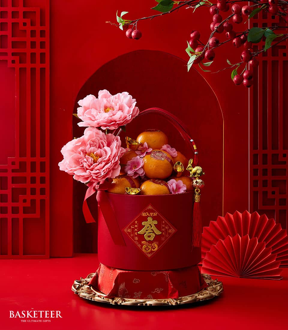 Basketeer premium hamper delivery Thailand. Mandarin oranges gift box with gold accents and floral arrangement. Perfect corporate gift Bangkok.