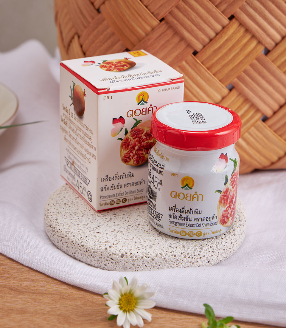 Premium Doi Kham pomegranate extract wellness gift set with white packaging and fresh daisy accent