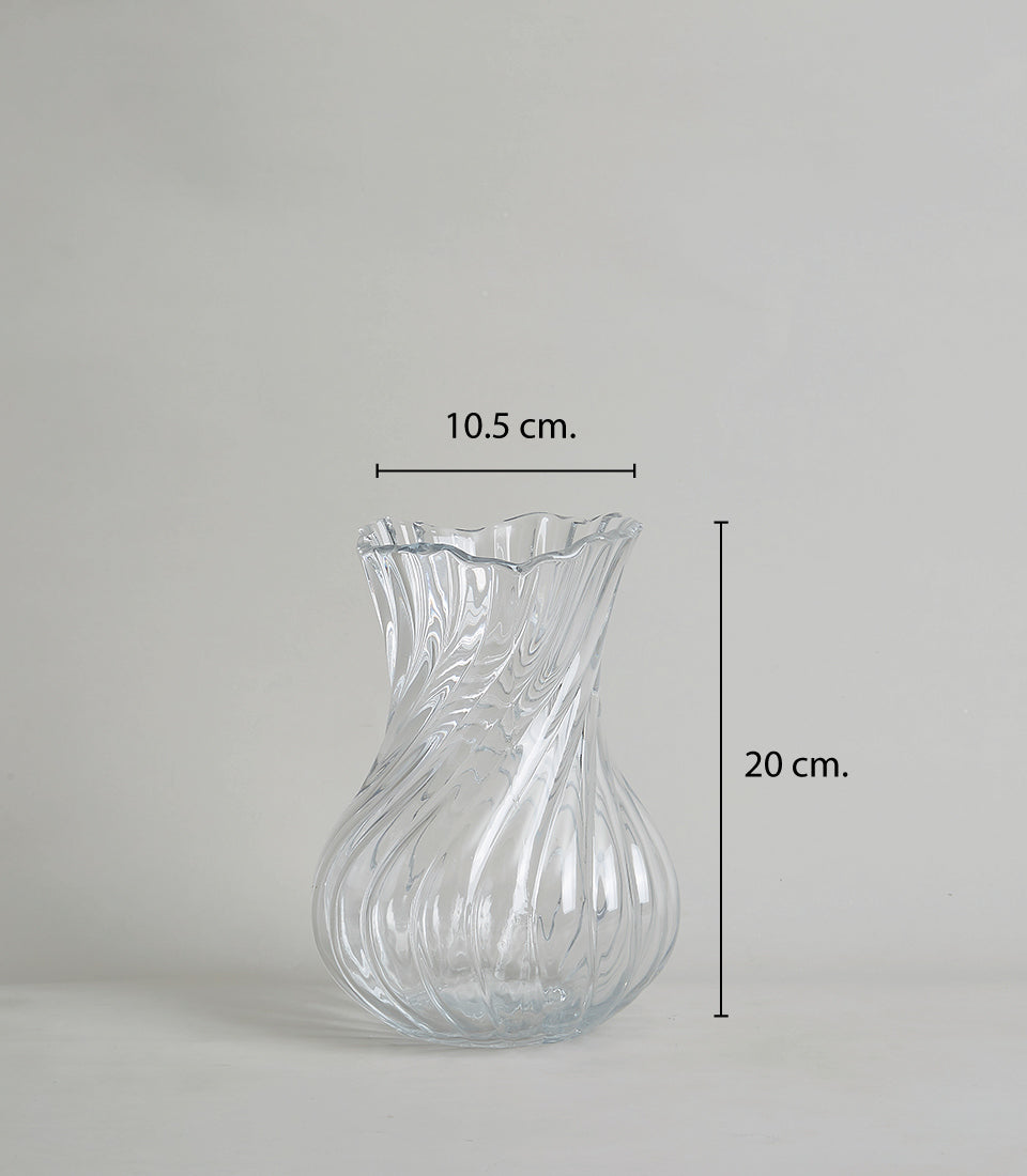 Crystal vase with elegant twisted ribbed design, 20cm tall premium glassware