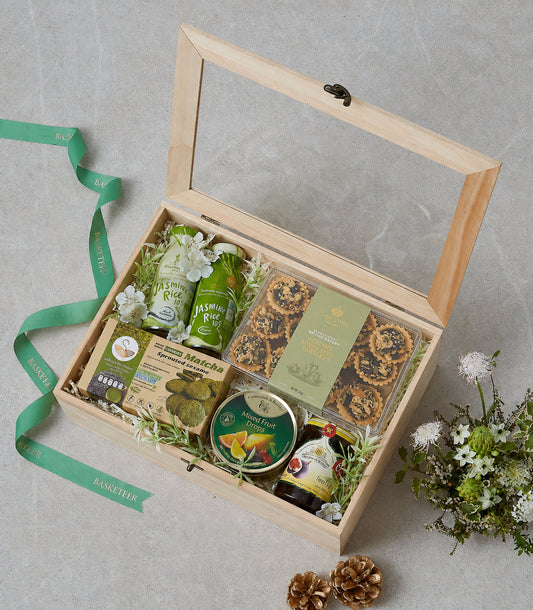 Basketeer premium gift box in light wood with a clear lid,