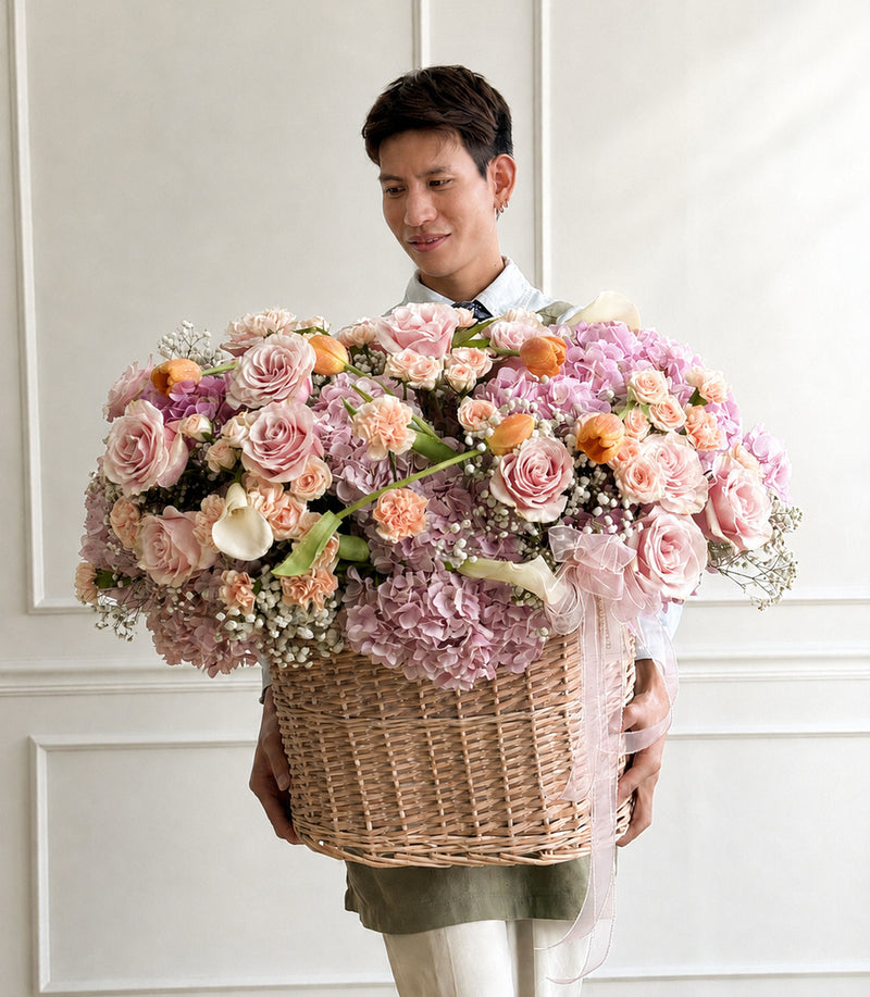 กระเช้าดอกกุหลาบและไฮเดรนเยียสีพาสเทล