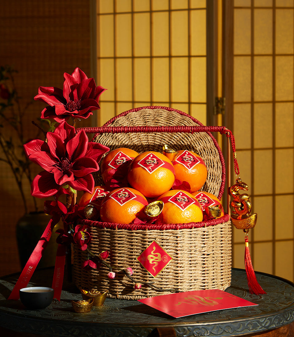 Basketeer luxury gift basket Bangkok: Premium oranges with festive décor in a classic wicker hamper. Perfect corporate gift for same-day gift delivery in Thailand.