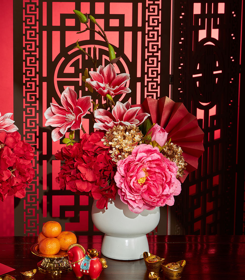 Basketeer premium hamper delivery Thailand: striking red and gold flower arrangement in a white vase. A luxurious corporate gift for Chinese New Year.