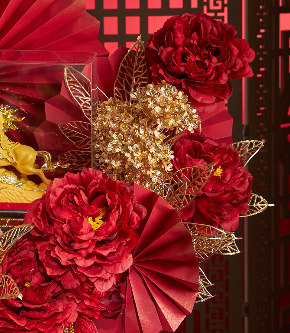 Luxurious Basketeer Chinese New Year gift: golden horse statuette in clear box, surrounded by rich red florals and gold accents. Premium hamper delivery Thailand.