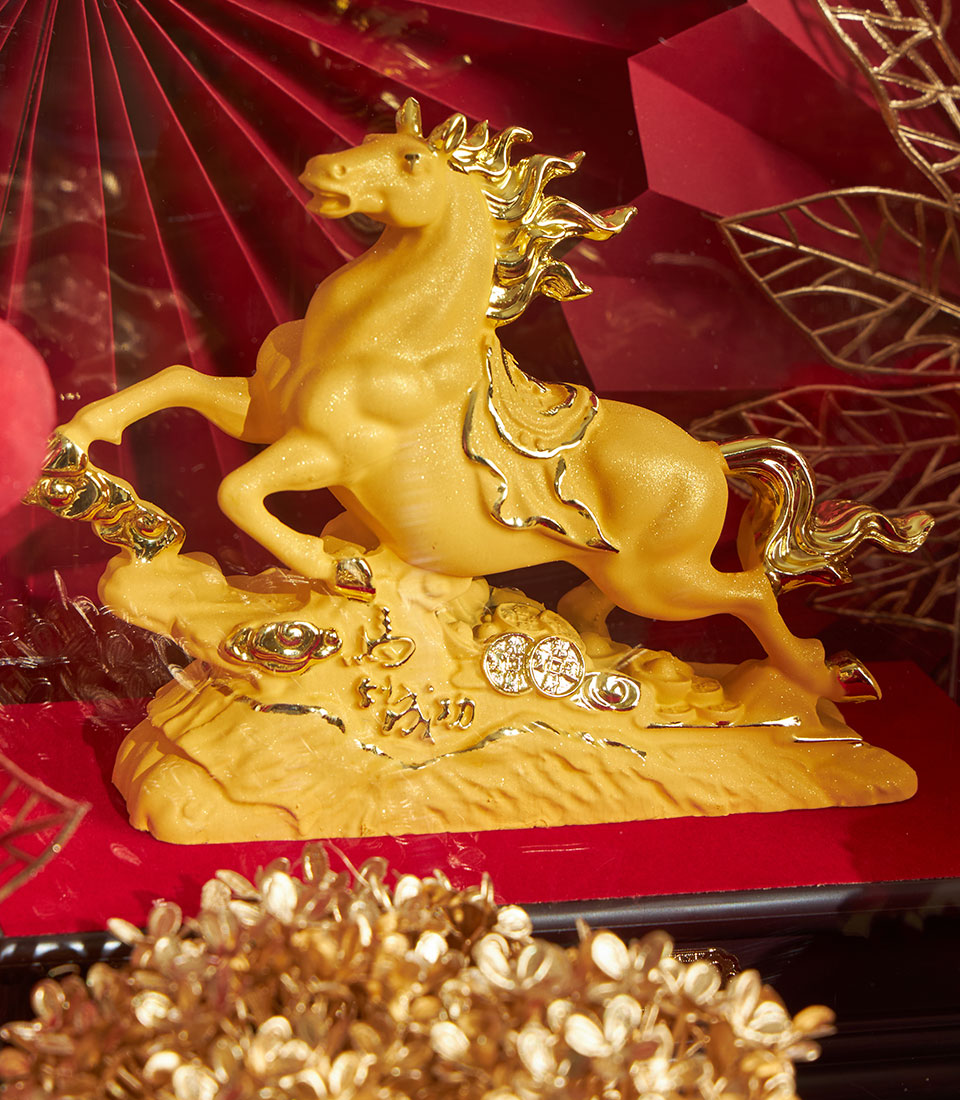 Golden horse statue, a symbol of success, for Basketeer's Chinese New Year luxury gift. Premium floral decoration in red and gold, perfect for corporate gift Bangkok.