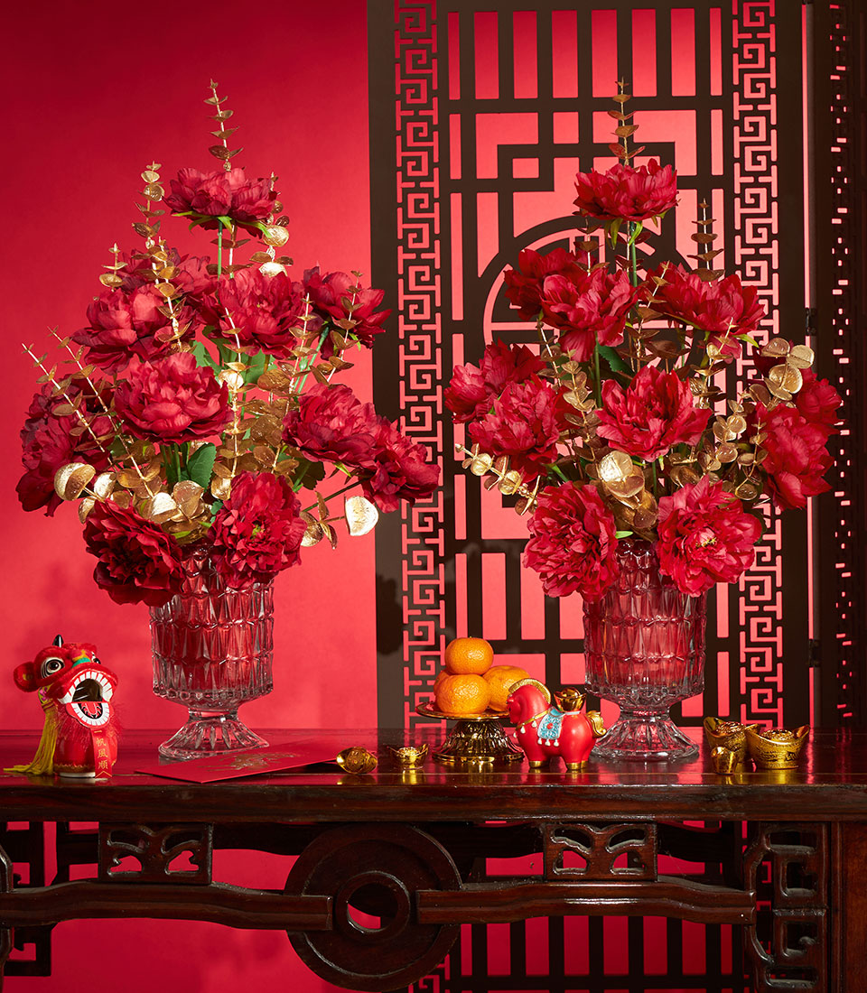 Basketeer's premium Chinese New Year gift: Lush red and gold floral arrangement in crystal vases. Perfect for corporate gifting in Bangkok, or same-day gift delivery in Thailand.