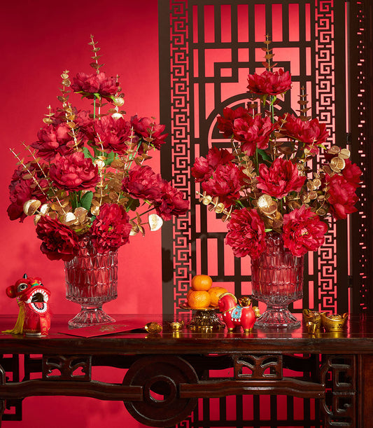 Basketeer's premium Chinese New Year gift: Lush red and gold floral arrangement in crystal vases. Perfect for corporate gifting in Bangkok, or same-day gift delivery in Thailand.