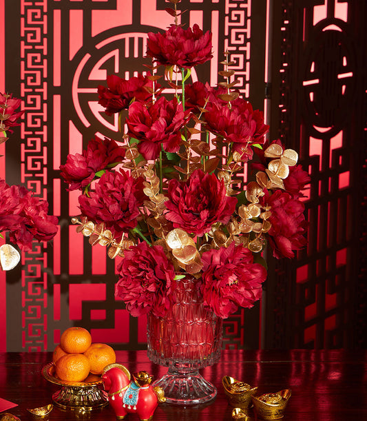 Basketeer premium gift: Lush red and gold floral arrangement in a crystal vase, with tangerines and festive gold accents. Perfect for Chinese New Year in Bangkok.