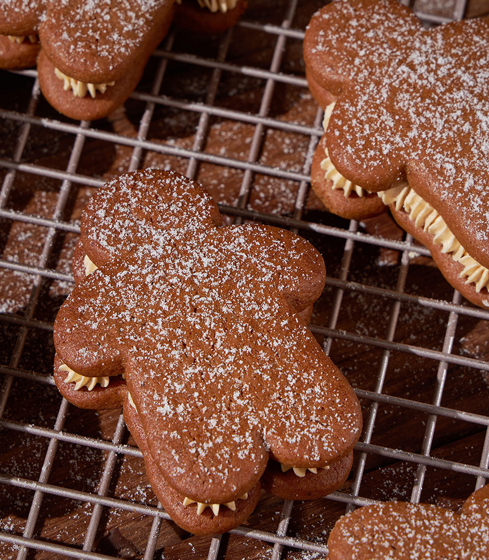Cream-filled gingerbread man cookies dusted with powdered sugar, Christmas gift set