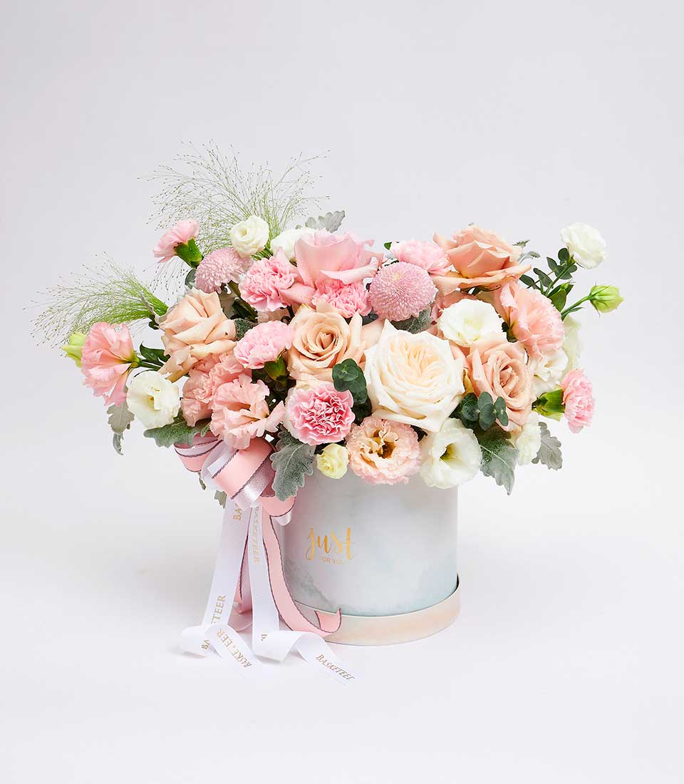 Shady pink and white rose bouquet in blue hatbox with gold ribbon, get well soon flowers gift