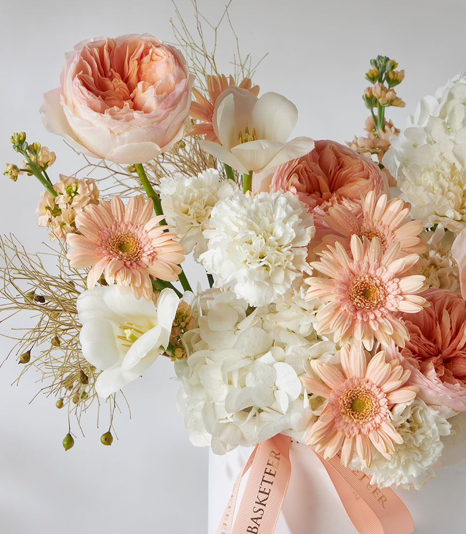 Peach and white Juliet garden roses with gerbera daisies in luxury flower box