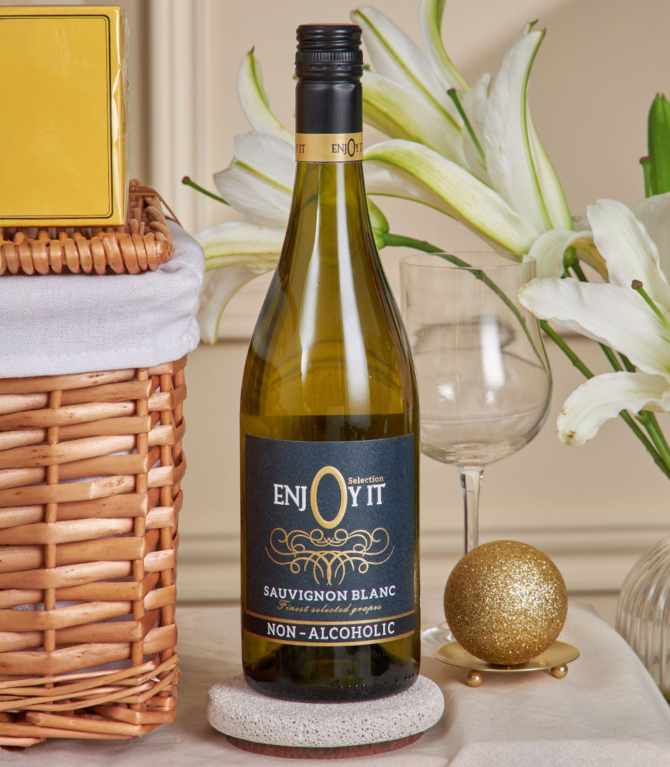 Basketeer gourmet gift: non-alcoholic Sauvignon Blanc next to a wicker hamper. Perfect premium hamper delivery in Thailand for corporate gifts.