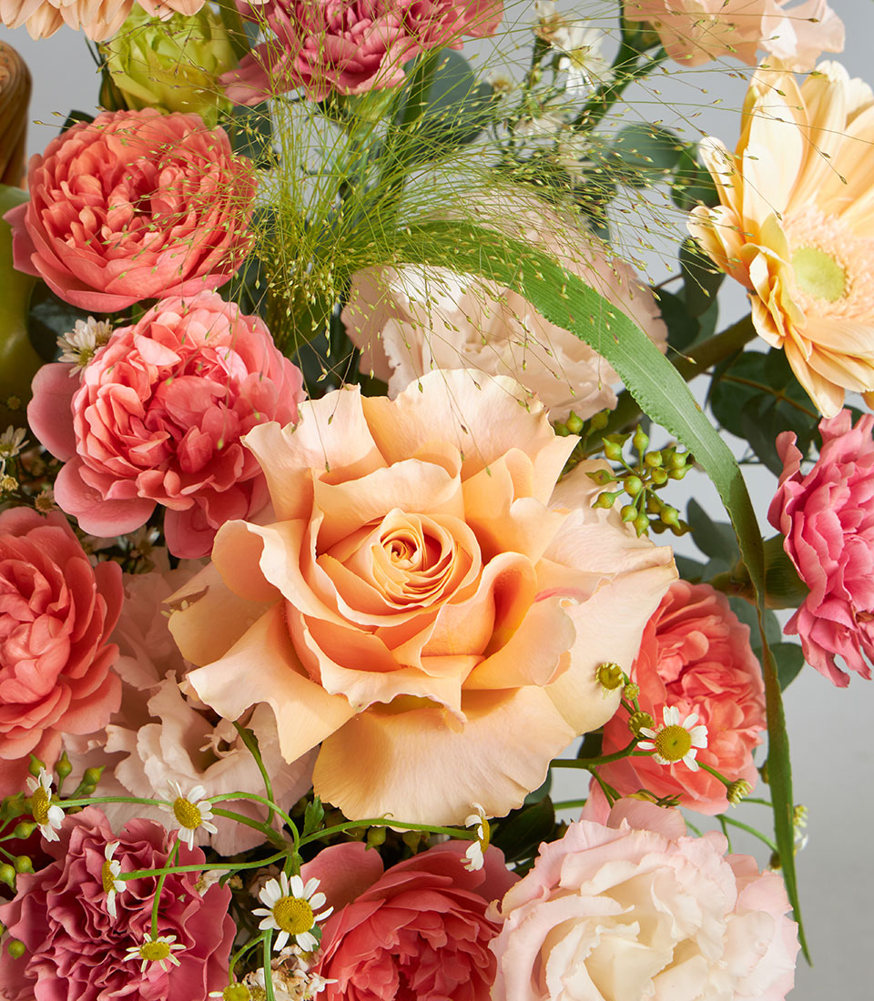 Soft peach premium fruit and floral gift basket with roses, garden roses, and daisies for birthday celebrations