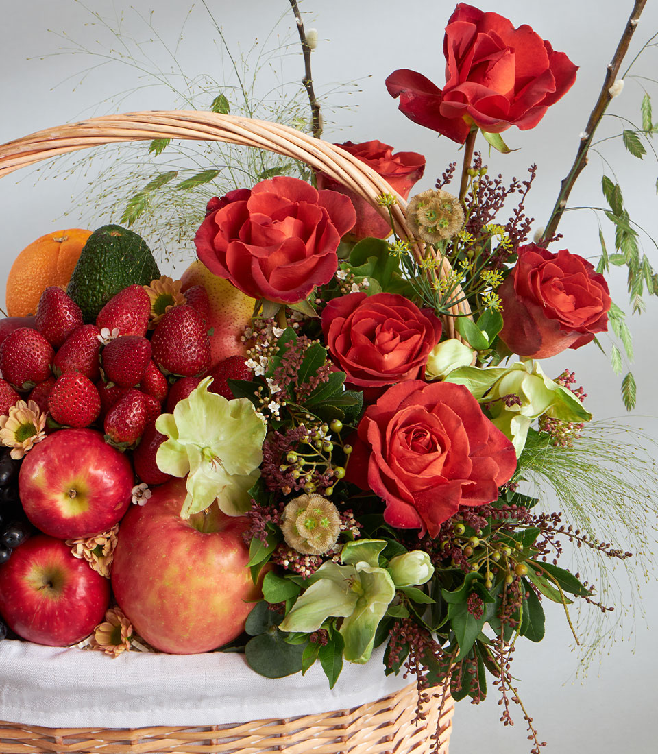 Luxury gift basket Bangkok by Basketeer: Premium fruit hamper with red roses, apples, strawberries and oranges in a wicker basket. Perfect for same-day gift delivery in Thailand.