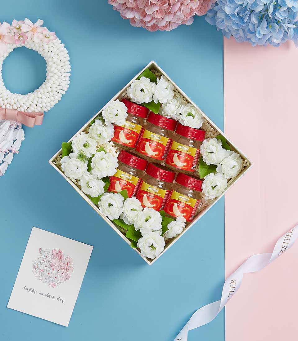 Luxury bird's nest gift box with white flowers and pink bow for Mother's Day