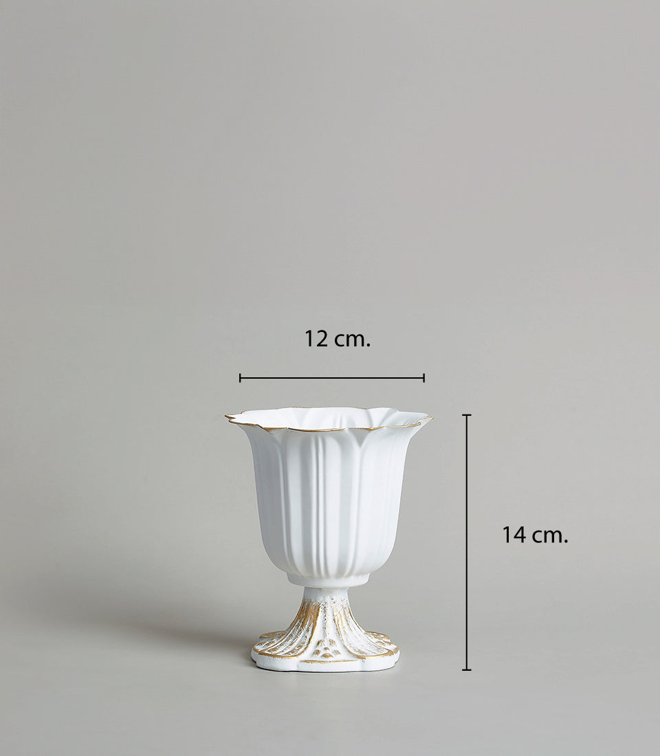 White ceramic vase with gold-trimmed scalloped rim and fluted goblet shape, 14 cm tall