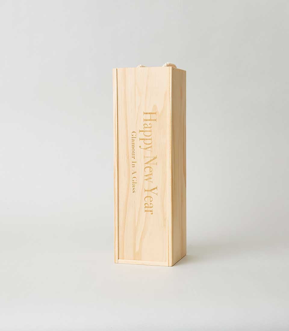Light wooden wine box with rope handle, laser-engraved Happy New Year message, elegant gift presentation
