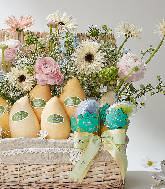Premium Thai mango and sticky rice gift basket with fresh flowers, artisan hamper with Nam Dok Mai fruits and gourmet