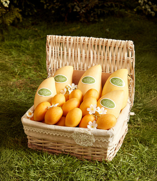Golden Harmony wicker basket with premium Nam Doc Mai and Marongchid mangoes, white flowers, and lace trim