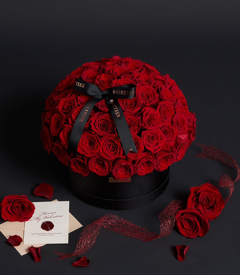 Lush red preserved rose flower box from Flowers by Basketeer, a premium Bangkok flower delivery. Elegant Valentine's rose bouquet in a luxury hat box.