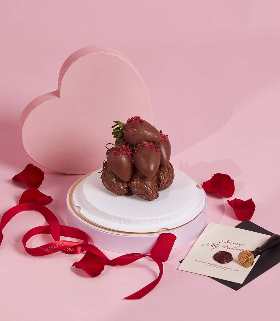 Charlotte Bakery dark chocolate-covered strawberries, topped with raspberry sprinkles, and arranged on a gift base with ribbon and a love note. Artisan cake order Bangkok.