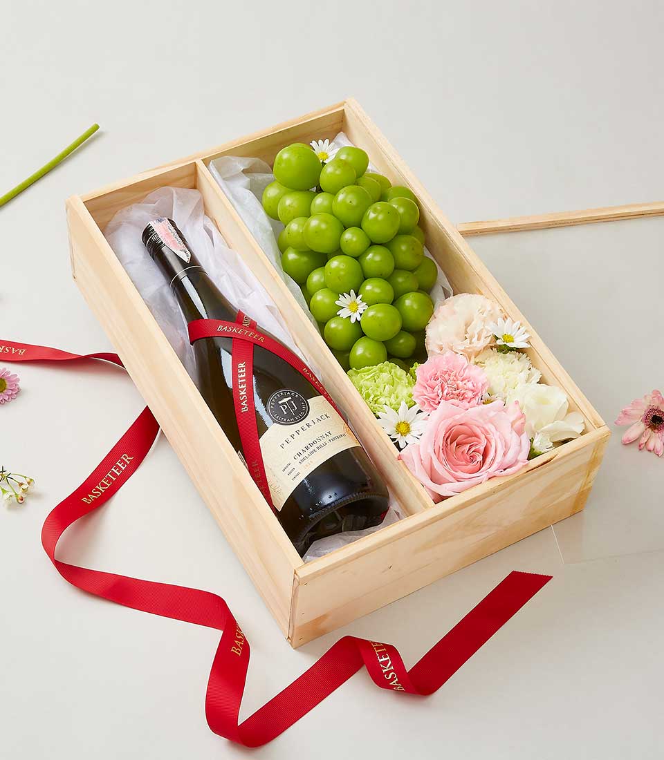 Pepperjack Chardonnay wine with green grapes and fresh pink roses gift set in wooden box
