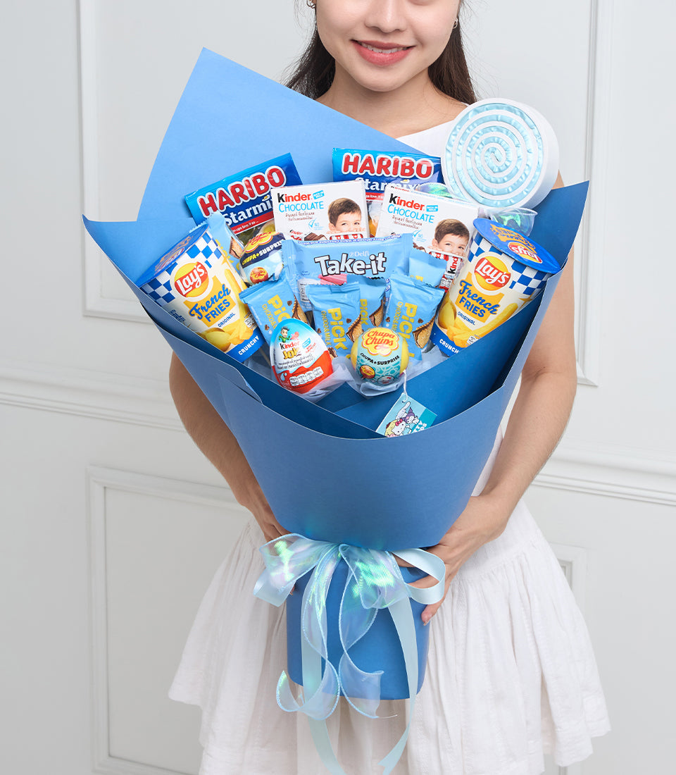 Blue wrapper snack bouquet with Haribo, Kinder Chocolate, Lay's chips, and Take-it candies, tied with blue ribbon bow.