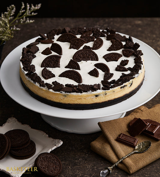 Oreo cheesecake with creamy filling and cookie-crumbled topping on cake stand