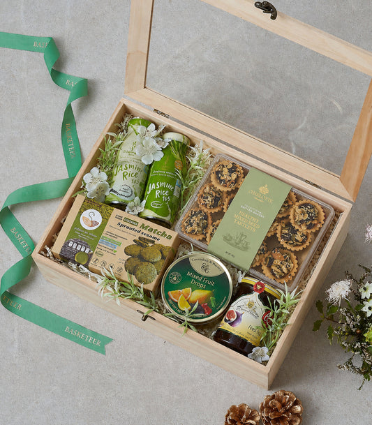 Basketeer luxury gift box with clear lid, featuring green tea,