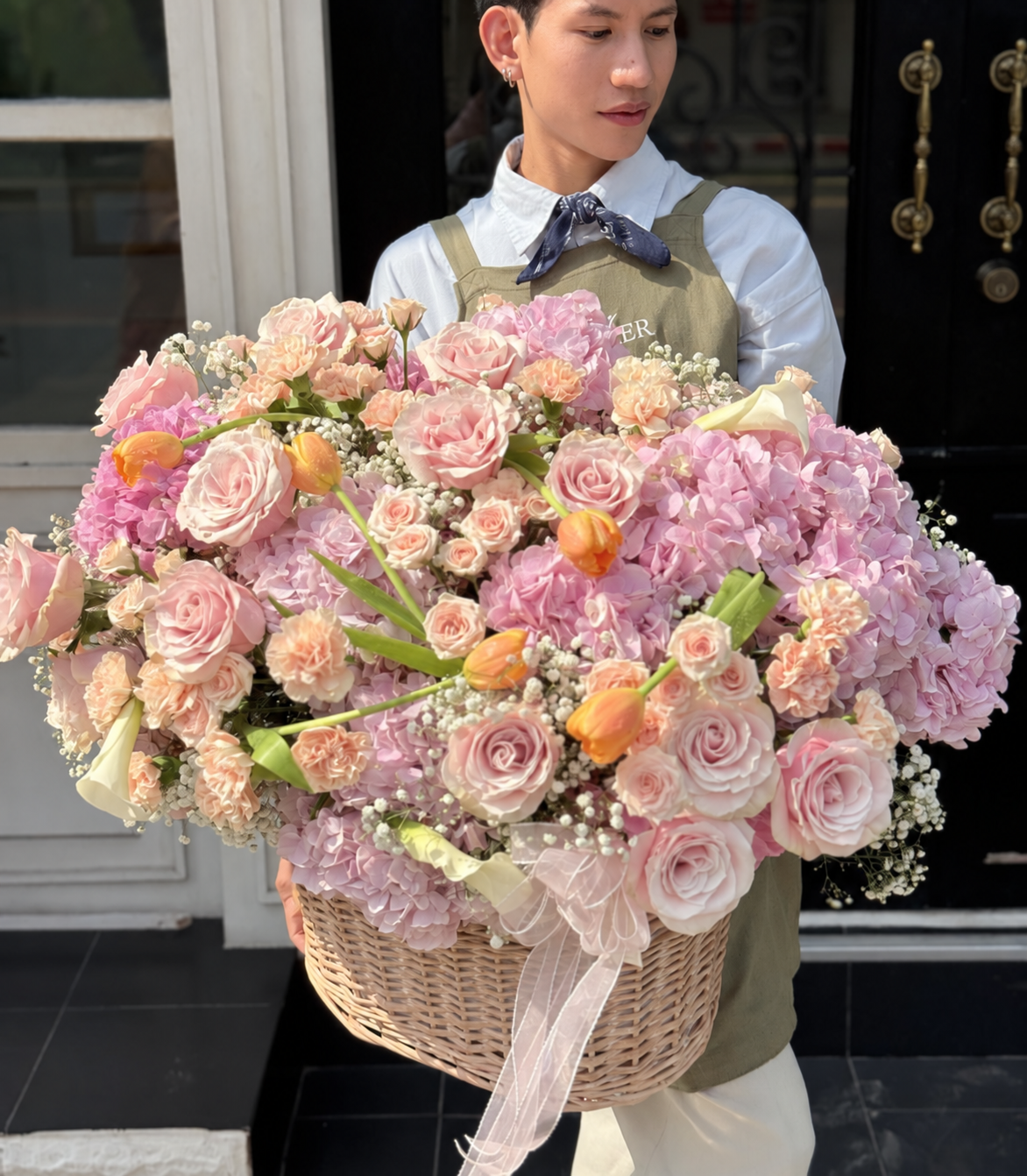 กระเช้าดอกกุหลาบและไฮเดรนเยียสีพาสเทล