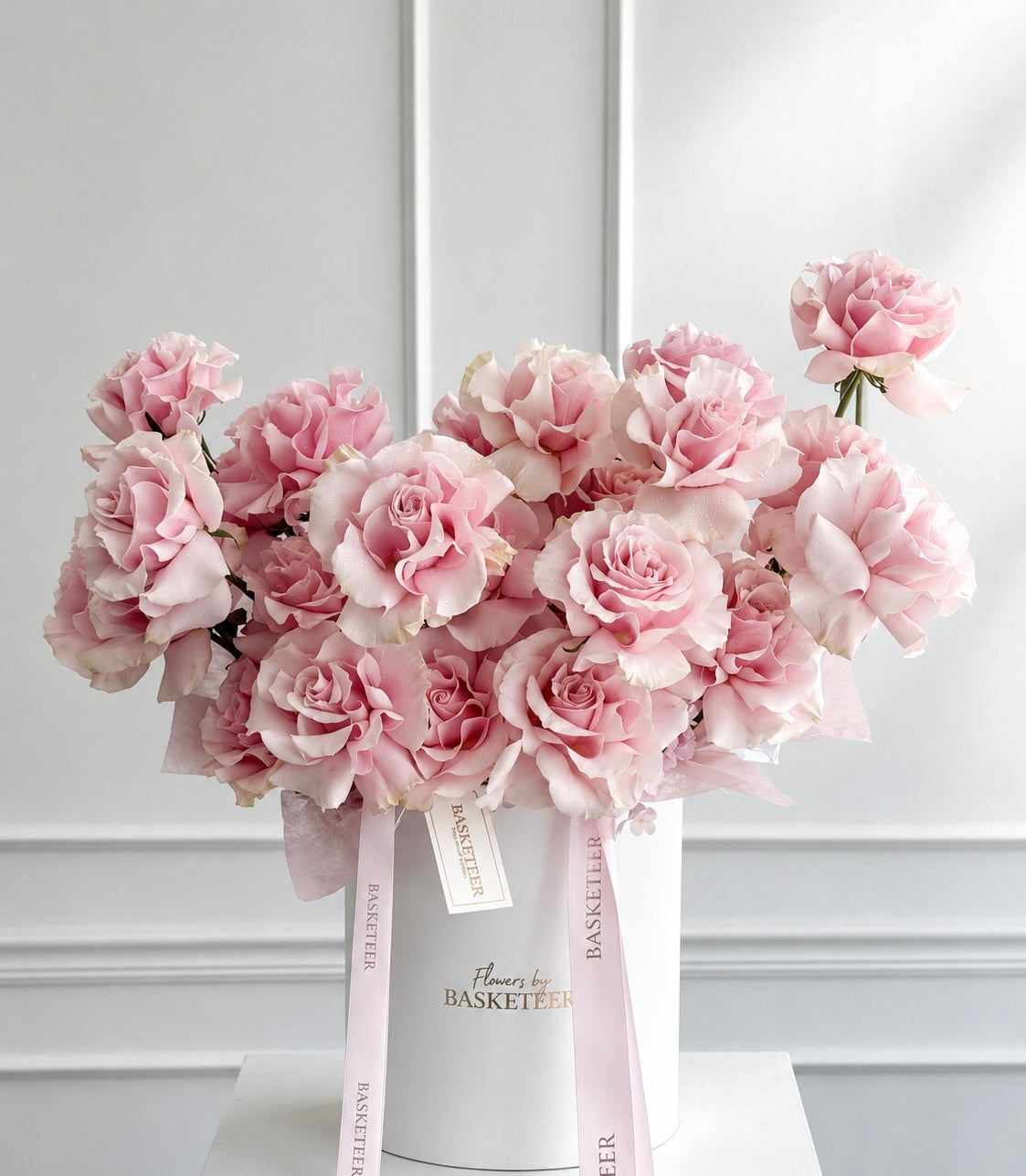 Full front view of pink Mondial rose and white hydrangea flower box 