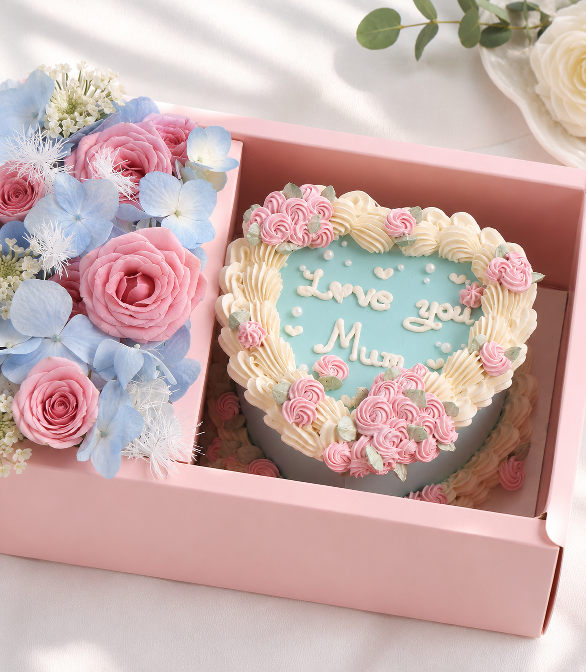 premium-heart-buttercream-cake-with-fresh-flower-gift-box-bangkok-delivery-CKS-MO-0006-2