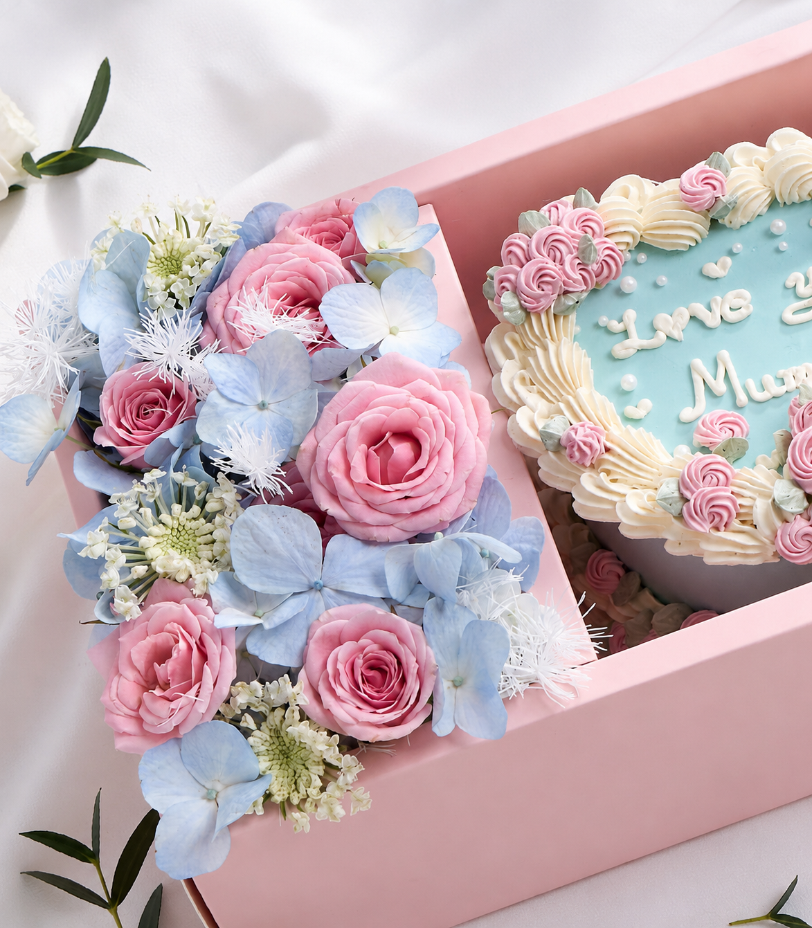 premium-heart-buttercream-cake-with-fresh-flower-gift-box-bangkok-delivery-CKS-MO-0006-3