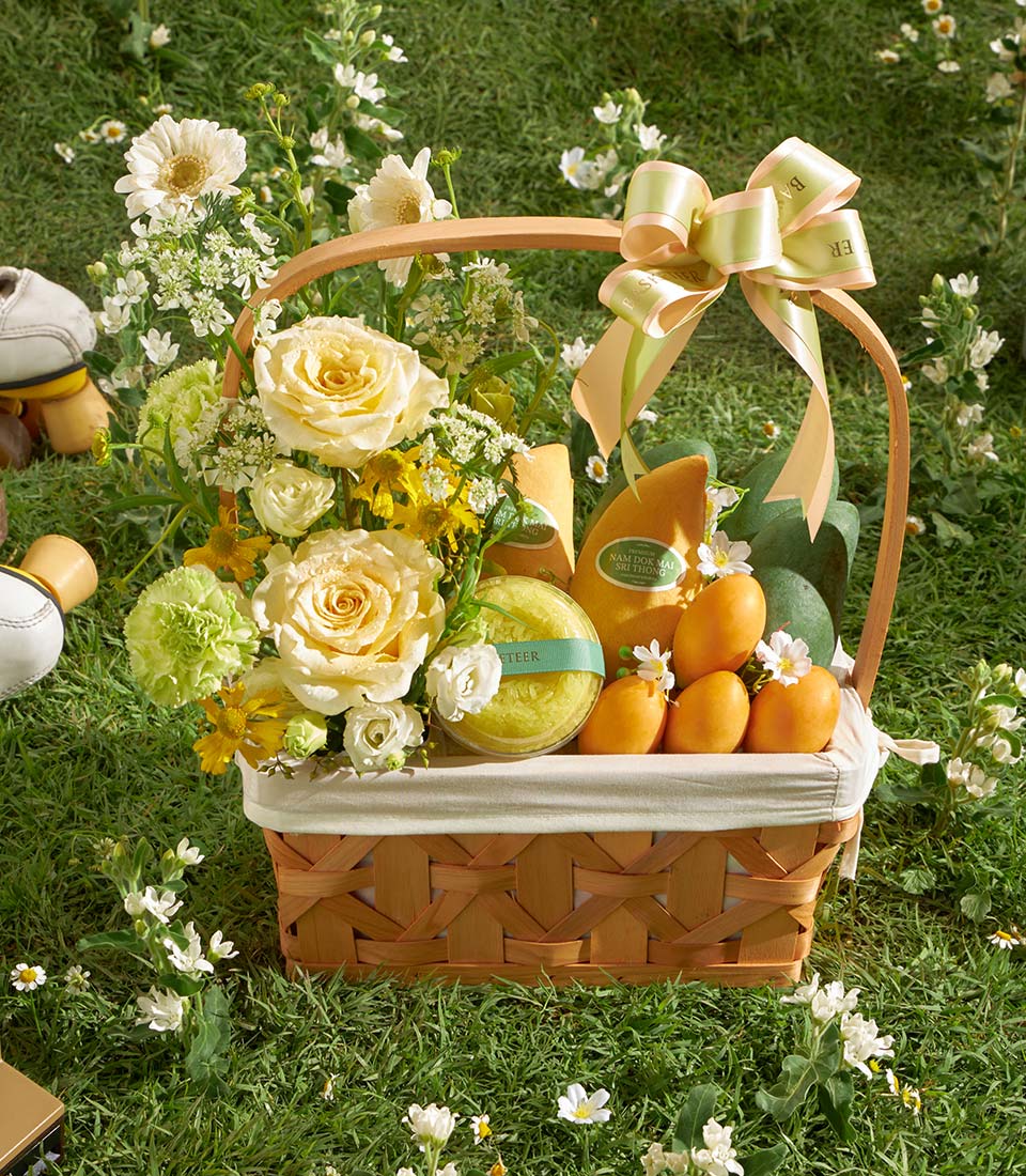 Premium mango and mayongchid gift basket with yellow roses, green carnations, fresh flowers, and Thai sticky rice