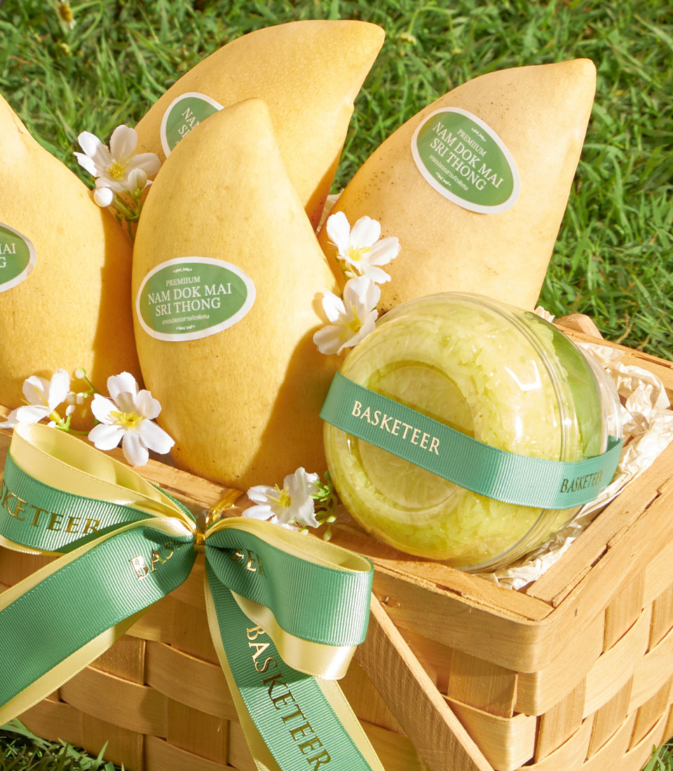 Premium Nam Dok Mai mango gift basket with sticky rice and white flower accents in woven wood