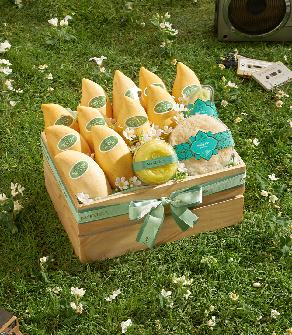 Premium Nam Dok Mai mango gift crate with sticky rice and artisan presentation on grass