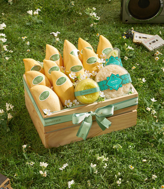 Premium Nam Dok Mai mango gift crate with sticky rice and artisan presentation on grass