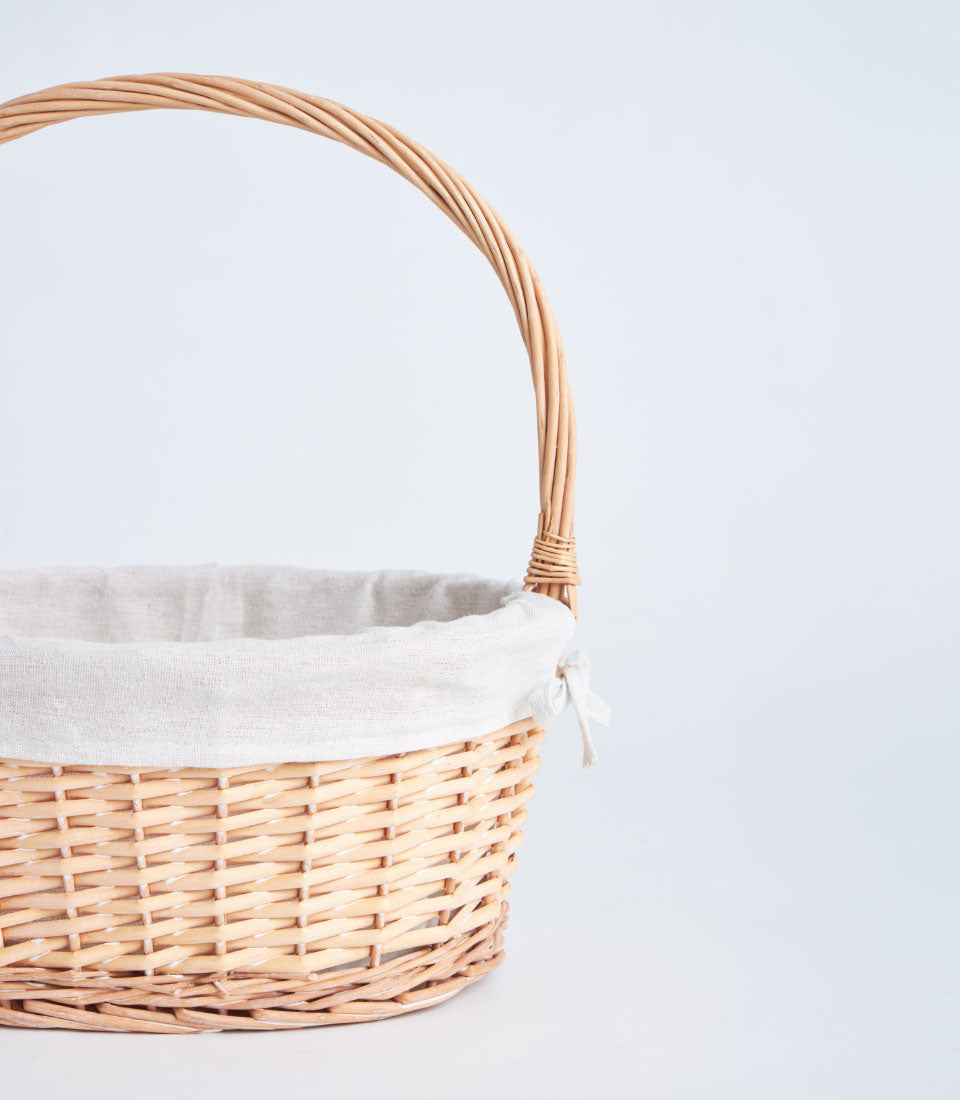 Light natural wicker gift basket with fabric liner and handle