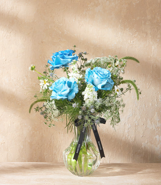 แจกันจัดดอกไม้ "Whisper Blue Elegance"