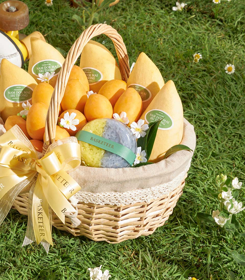 Premium Nam Dok Mai mango and mayongchid fruit basket with sticky rice dessert