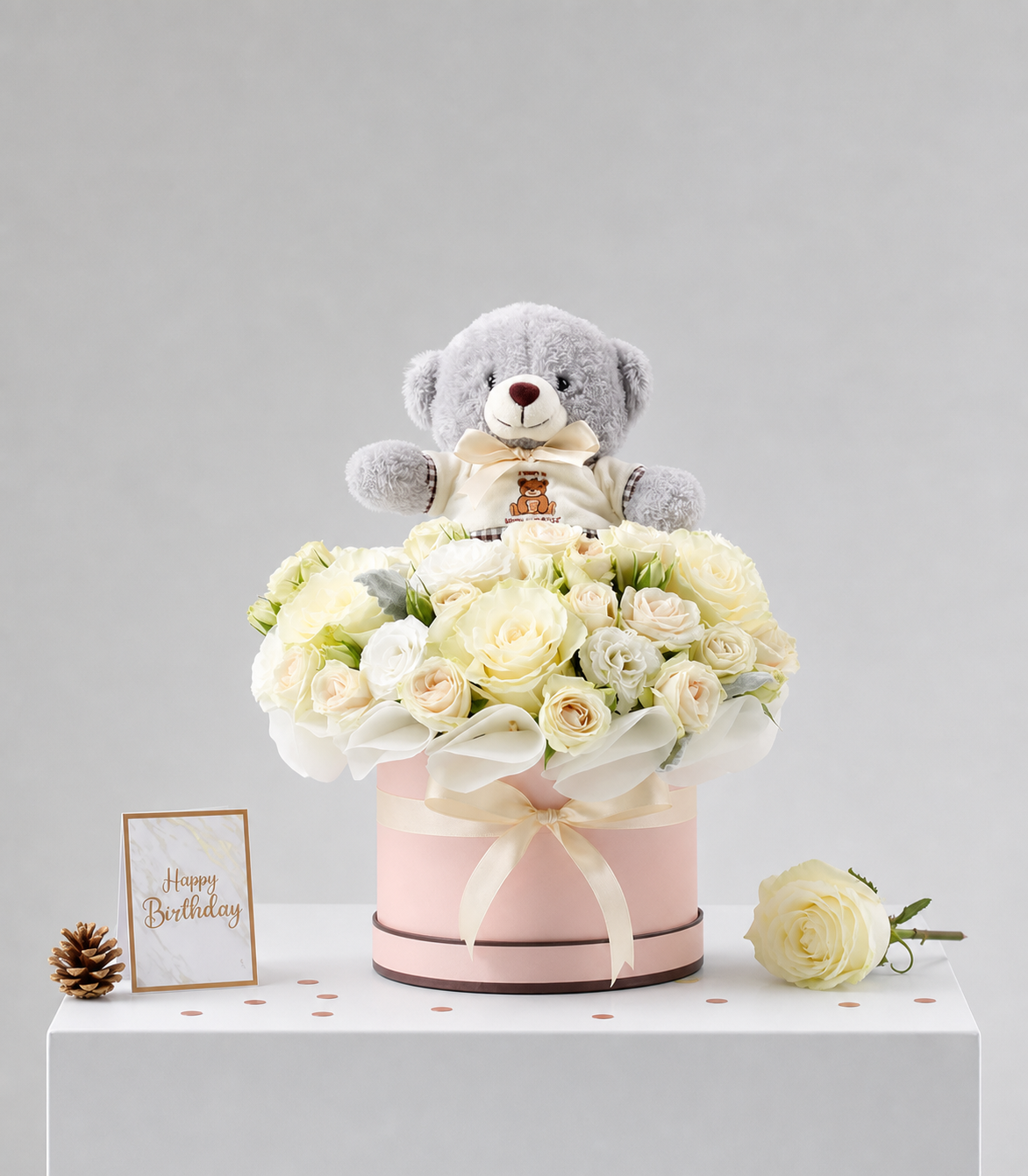กล่องของขวัญดอกไม้ White Elegance พร้อมตุ๊กตาหมี